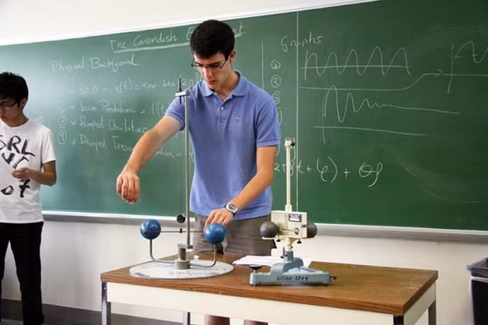 Muốn góp ý cho chương trình môn học Vật lí mới, bạn nên bắt đầu từ đâu? ảnh 2 Muốn góp ý cho chương trình môn học Vật lí mới, bạn nên bắt đầu từ đâu? ảnh 2