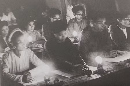 Người dân hăng hái tham gia phong trào "diệt giặc dốt". (Ảnh: Tuyengiao.vn) Người dân hăng hái tham gia phong trào "diệt giặc dốt". (Ảnh: Tuyengiao.vn)