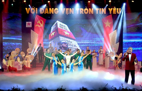 Hát múa “Tổ quốc gọi tên mình” do Nghệ sĩ nhân dân Quang Thọ và tốp múa Nhà hát Ca múa nhạc Quân đội trình bày. Ảnh: MINH TRƯỜNG/qdnd.vn Hát múa “Tổ quốc gọi tên mình” do Nghệ sĩ nhân dân Quang Thọ và tốp múa Nhà hát Ca múa nhạc Quân đội trình bày. Ảnh: MINH TRƯỜNG/qdnd.vn