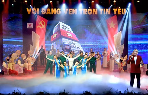 Hát múa “Tổ quốc gọi tên mình” do Nghệ sĩ nhân dân Quang Thọ và tốp múa Nhà hát Ca múa nhạc Quân đội trình bày. Ảnh: MINH TRƯỜNG/qdnd.vn