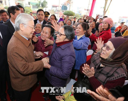 Tổng Bí thư Nguyễn Phú Trọng với cán bộ, nhân dân tại Khu lưu niệm đồng chí Nguyễn Đức Cảnh ở thị trấn Diêm Điền, huyện Thái Thụy. Ảnh: Trí Dũng/TTXVN