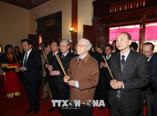 Tổng Bí thư Nguyễn Phú Trọng và các đại biểu dâng hương, dâng hoa tại Khu lưu niệm đồng chí Nguyễn Đức Cảnh. Ảnh: Trí Dũng/TTXVN