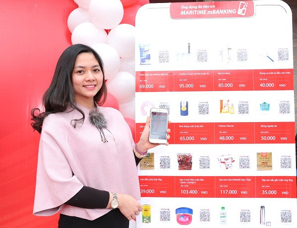 Một khách hàng hào hứng nhận mã ưu đãi giảm giá khi chọn thanh toán bằng mã QR. Một khách hàng hào hứng nhận mã ưu đãi giảm giá khi chọn thanh toán bằng mã QR.