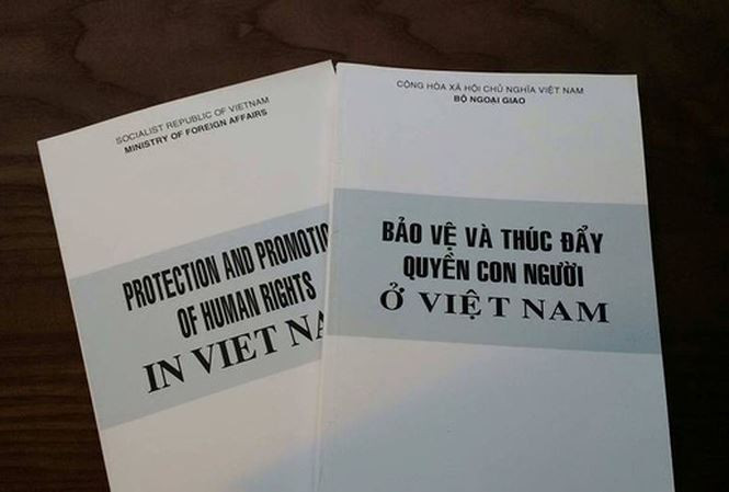 Sách trắng về quyền con người của Việt Nam (Ảnh: Báo Tiền Phong) Sách trắng về quyền con người của Việt Nam (Ảnh: Báo Tiền Phong)