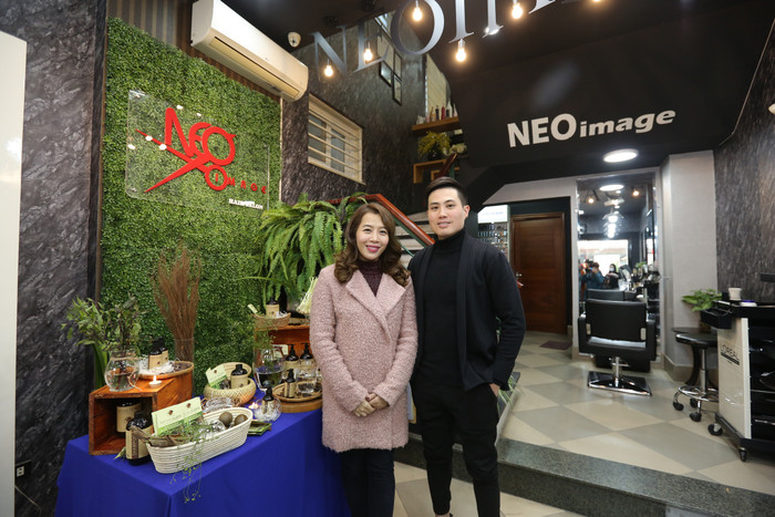 Thành Neo tư vấn MC.Diệp Chi về dầu gội Nature Queen.