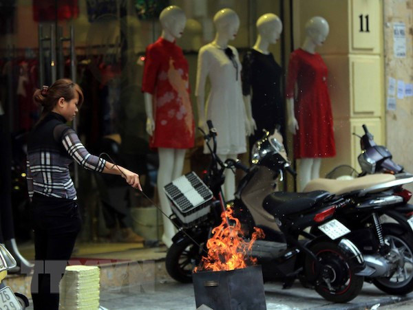 Người dân đốt vàng mã trước cửa nhà gây ô nhiễm môi trường và mất an toàn cháy nổ. (Ảnh minh họa: TTXVN) Người dân đốt vàng mã trước cửa nhà gây ô nhiễm môi trường và mất an toàn cháy nổ. (Ảnh minh họa: TTXVN)