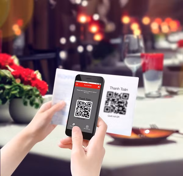 Thanh toán bằng mã QR hiện đang trở thành xu hướng thanh toán mới của nhiều người trẻ.