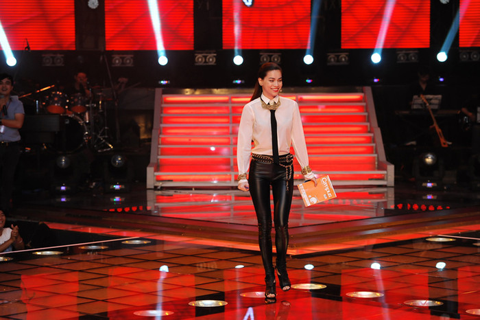 Hà Hồ với phong cách trẻ trung, đơn giản. Hà Hồ với phong cách trẻ trung, đơn giản.