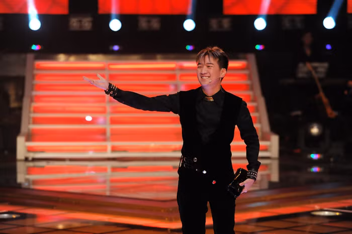 Mr Đàm tươi cười chào khán giả.