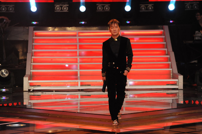 Anh sải bước như một người mẫu thời trang. Anh sải bước như một người mẫu thời trang.