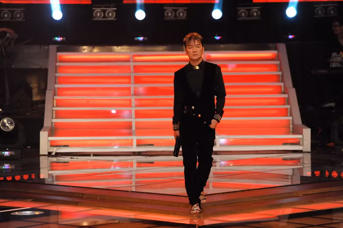 Anh sải bước như một người mẫu thời trang.