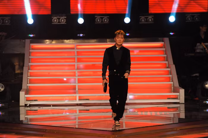 Mr Đàm xuất hiện trong bộ đồ đen.