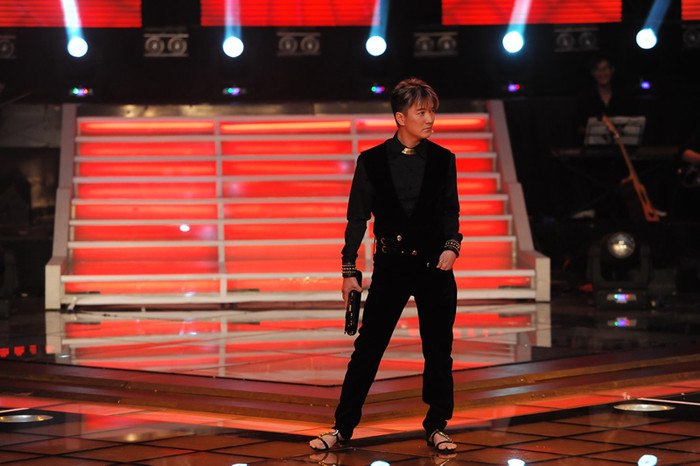 Tạo dáng khá chuyên nghiệp trước khán giả. Tạo dáng khá chuyên nghiệp trước khán giả.