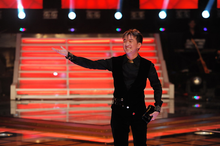 Mr Đàm tươi cười chào khán giả. Mr Đàm tươi cười chào khán giả.