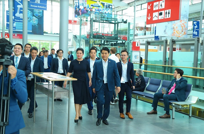 Chủ tịch Uỷ ban nhân dân Thành phố Hà Nội - ông Nguyễn Đức Chung tham quan hội chợ tại Đức. Chủ tịch Uỷ ban nhân dân Thành phố Hà Nội - ông Nguyễn Đức Chung tham quan hội chợ tại Đức.