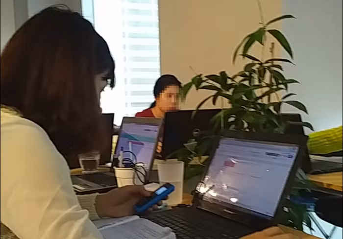 Sau khi bấm số, nếu đầu dây bên kia bắt máy, nữ “bác sĩ” này sẽ nói như một cái máy mà không cần biết bản chất Vương Khớp An là gì.