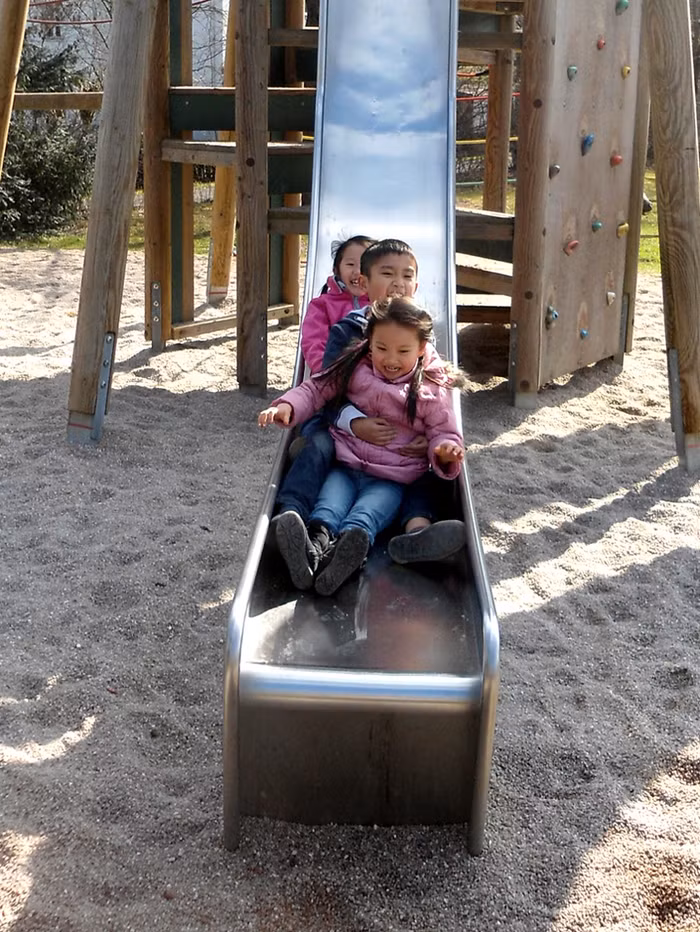 Tác giả đưa 3 cháu đi chơi công viên