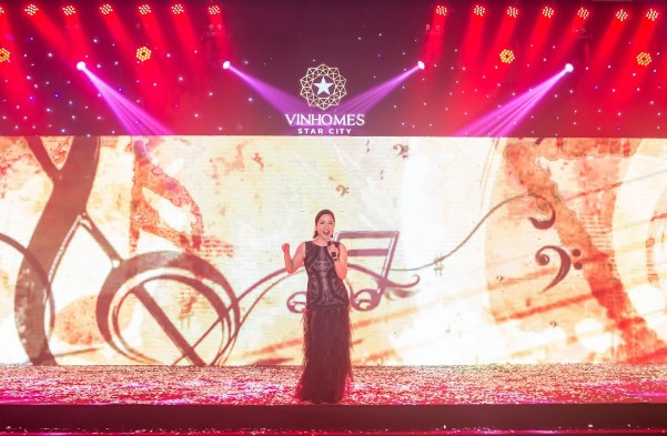 Đêm Gala Dinner được tổ chức trong không gian sang trọng và ấm cúng tại Trung tâm Ẩm thực và Hội nghị đẳng cấp quốc tế Almaz với sự tham gia của Đại diện Chủ đầu tư và các cư dân Vinhomes Star City tương lai Đêm Gala Dinner được tổ chức trong không gian sang trọng và ấm cúng tại Trung tâm Ẩm thực và Hội nghị đẳng cấp quốc tế Almaz với sự tham gia của Đại diện Chủ đầu tư và các cư dân Vinhomes Star City tương lai