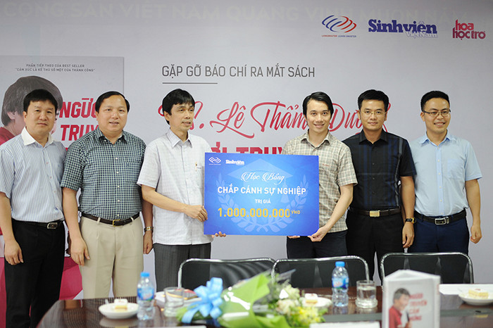 Nhà báo Nguyễn Huy Lộc – Tổng Biên tập báo Sinh Viên Việt Nam nhận bảng học bổng tượng trưng từ ông Nguyễn Tiến Dũng – Tổng giám đốc Langmaster, với sự chứng kiến của đại diện lãnh đạo các trường có sinh viên được nhận học bổng.