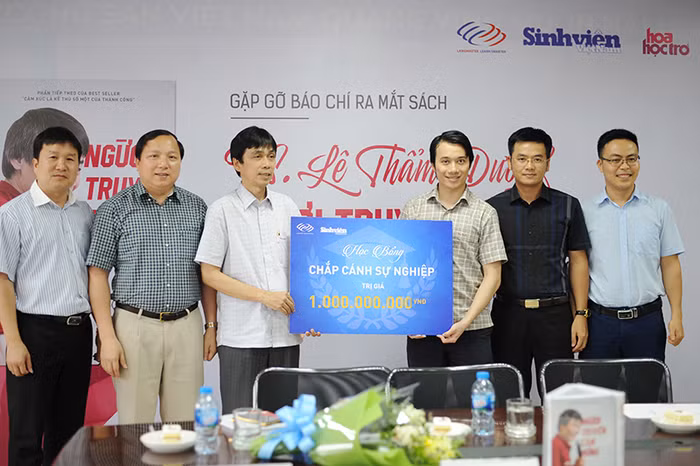 Nhà báo Nguyễn Huy Lộc – Tổng Biên tập báo Sinh Viên Việt Nam nhận bảng học bổng tượng trưng từ ông Nguyễn Tiến Dũng – Tổng giám đốc Langmaster, với sự chứng kiến của đại diện lãnh đạo các trường có sinh viên được nhận học bổng.