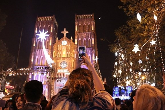 Các nhà thờ là địa điểm thu hút nhiều người dân đến tham quan. Ảnh: cand Các nhà thờ là địa điểm thu hút nhiều người dân đến tham quan. Ảnh: cand