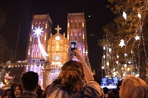 Các nhà thờ là địa điểm thu hút nhiều người dân đến tham quan. Ảnh: cand Các nhà thờ là địa điểm thu hút nhiều người dân đến tham quan. Ảnh: cand