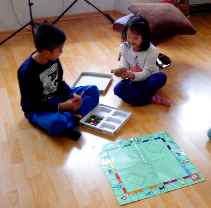 Việt Hùng và Việt Hương đang chơi Monopoly, một môn chơi luyện tập tính nhẩm và luyện trí nhớ Việt Hùng và Việt Hương đang chơi Monopoly, một môn chơi luyện tập tính nhẩm và luyện trí nhớ
