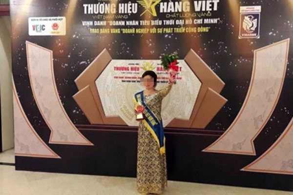 Hình ảnh được cho là mạo nhận giải thưởng của Đông y Dung Hà. Hình ảnh được cho là mạo nhận giải thưởng của Đông y Dung Hà.