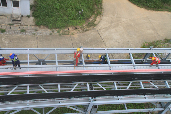 Các công nhân thi công đường ống dẫn nước ra hồ cigar. Các công nhân thi công đường ống dẫn nước ra hồ cigar.