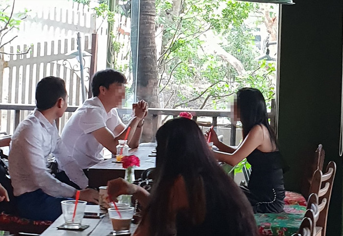 Chân dung T (người chống tay) trong buổi trao đổi với phóng viên. Chân dung T (người chống tay) trong buổi trao đổi với phóng viên.