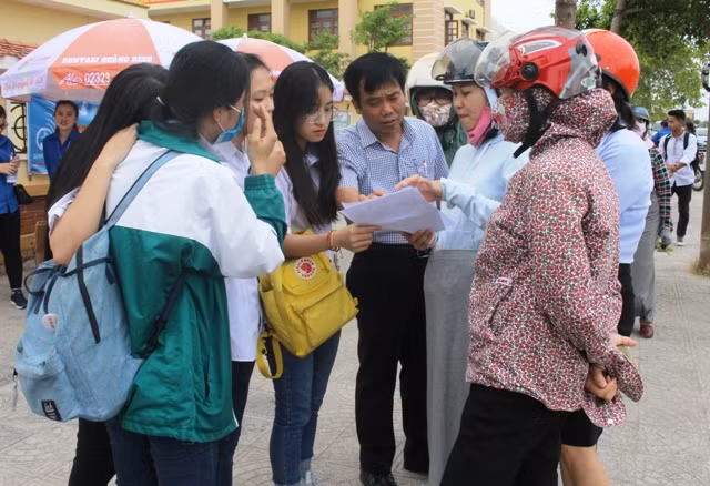 Các thí sinh cùng giáo viên của mình thảo luận về đề thi. (Ảnh: Thủy Phan) Các thí sinh cùng giáo viên của mình thảo luận về đề thi. (Ảnh: Thủy Phan)