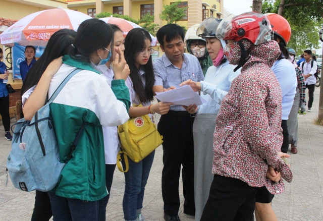 Các thí sinh cùng giáo viên của mình thảo luận về đề thi. (Ảnh: Thủy Phan) Các thí sinh cùng giáo viên của mình thảo luận về đề thi. (Ảnh: Thủy Phan)