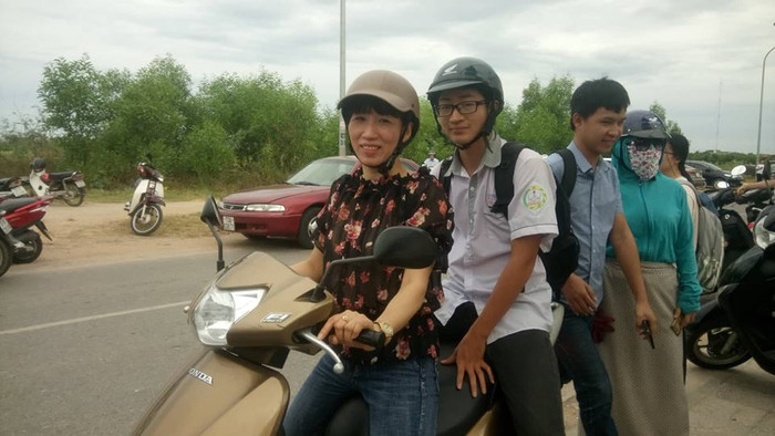 Ngay sau hoàn thành bài thi chiều nay, Tuấn Thủy đã được mẹ dùng xe máy chở quay trở lại bệnh viện để sẵn sàng cho ca mổ. Ngay sau hoàn thành bài thi chiều nay, Tuấn Thủy đã được mẹ dùng xe máy chở quay trở lại bệnh viện để sẵn sàng cho ca mổ.