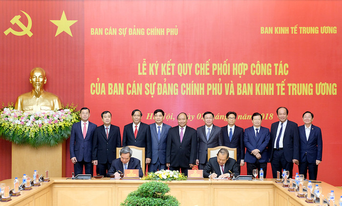 Ủy viên Bộ Chính trị, Bí thư Trung ương Đảng, Trưởng Ban Kinh tế Trung ương Nguyễn Văn Bình và Ủy viên Bộ Chính trị, Phó Thủ tướng Thường trực Chính phủ Trương Hòa Bình ký Quy chế. Ảnh: VGP. Ủy viên Bộ Chính trị, Bí thư Trung ương Đảng, Trưởng Ban Kinh tế Trung ương Nguyễn Văn Bình và Ủy viên Bộ Chính trị, Phó Thủ tướng Thường trực Chính phủ Trương Hòa Bình ký Quy chế. Ảnh: VGP.