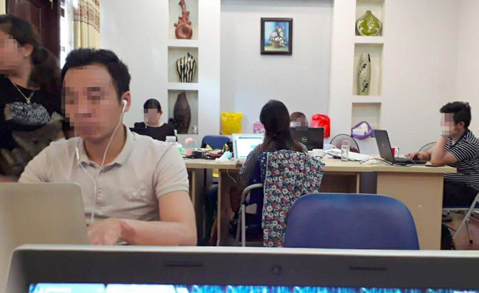 Các “bác sĩ online” đang làm việc bên trong chi nhánh số 9 Liên Cơ. Các “bác sĩ online” đang làm việc bên trong chi nhánh số 9 Liên Cơ.