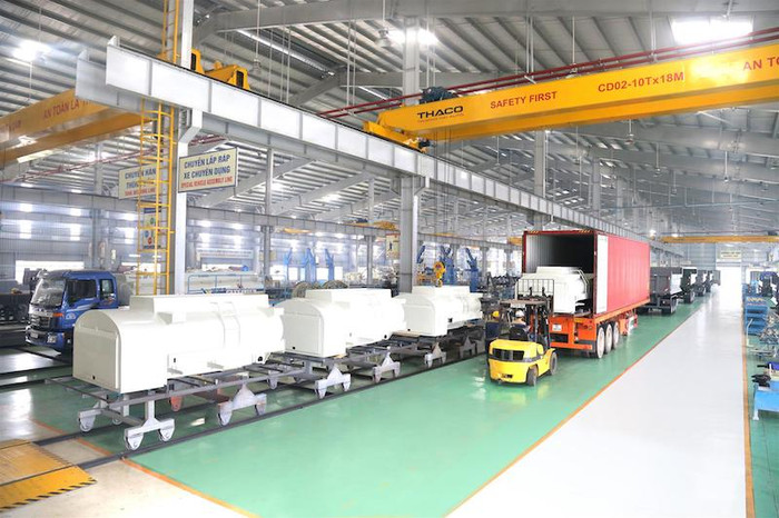 Bồn nhiên liệu 3.000 lít được đóng container trước khi vận chuyển ra cảng Chu Lai Bồn nhiên liệu 3.000 lít được đóng container trước khi vận chuyển ra cảng Chu Lai