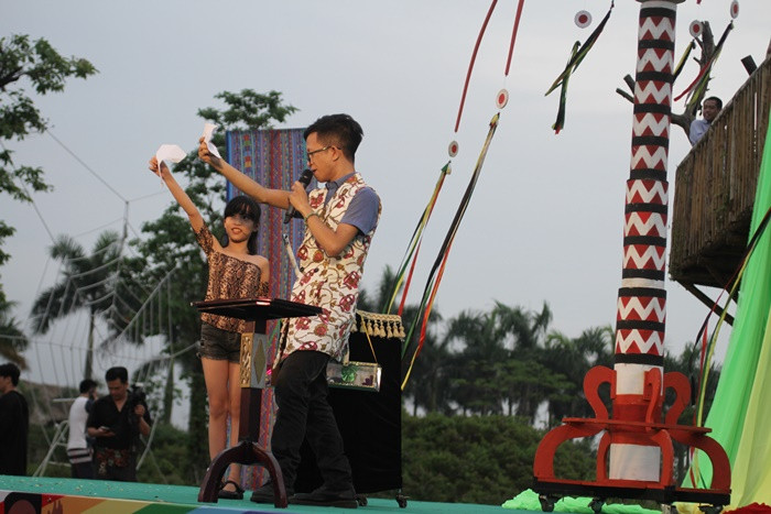 Không khí trở nên hào hứng hơn với màn trình diễn ảo thuật thú vị Không khí trở nên hào hứng hơn với màn trình diễn ảo thuật thú vị