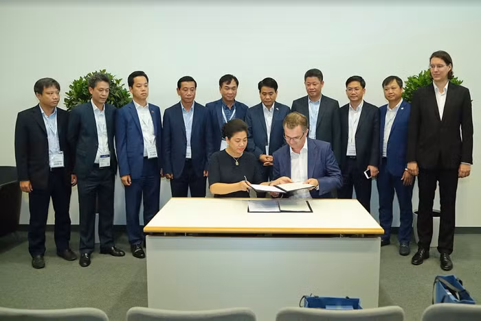 Bà Đỗ Thị Kim Liên - Chủ tịch Công ty Cổ phần nước AquaOne ký kết với Aone Deutschland AG cùng Công ty Tilia của Đức Bản ghi nhớ hợp tác về dự án xử lý bùn. Bà Đỗ Thị Kim Liên - Chủ tịch Công ty Cổ phần nước AquaOne ký kết với Aone Deutschland AG cùng Công ty Tilia của Đức Bản ghi nhớ hợp tác về dự án xử lý bùn.