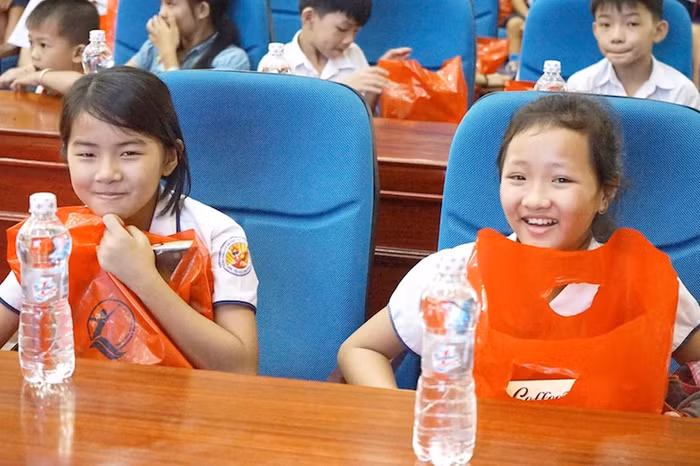 Niềm vui của các em nhỏ khi nhận được những phần quà trong ngày Quốc tế thiếu nhi.