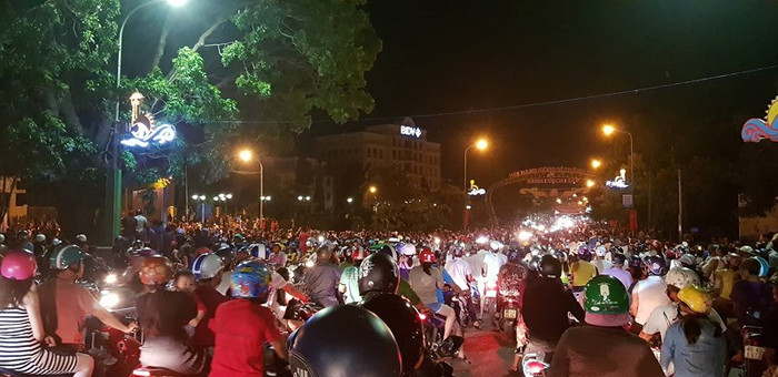 Nhiều người hiếu kỳ xem các thanh niên quá khích ném đá vào cổng trụ sở Uỷ ban nhân dân tỉnh Bình Thuận làm giao thông tắc nghẽn. Ảnh: Plo.vn Nhiều người hiếu kỳ xem các thanh niên quá khích ném đá vào cổng trụ sở Uỷ ban nhân dân tỉnh Bình Thuận làm giao thông tắc nghẽn. Ảnh: Plo.vn