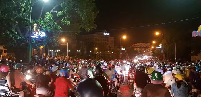 Nhiều người hiếu kỳ xem các thanh niên quá khích ném đá vào cổng trụ sở Uỷ ban nhân dân tỉnh Bình Thuận làm giao thông tắc nghẽn. Ảnh: Plo.vn Nhiều người hiếu kỳ xem các thanh niên quá khích ném đá vào cổng trụ sở Uỷ ban nhân dân tỉnh Bình Thuận làm giao thông tắc nghẽn. Ảnh: Plo.vn