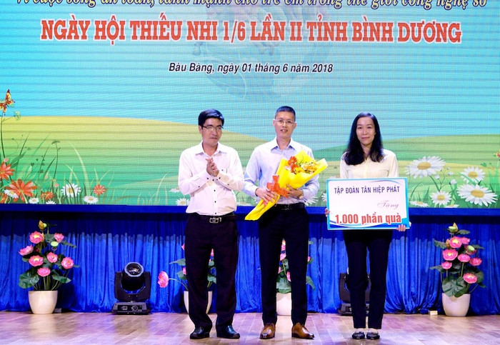 Đại diện Sở Lao động – Thương binh và Xã hội tặng hoa cho Nhà tài trợ