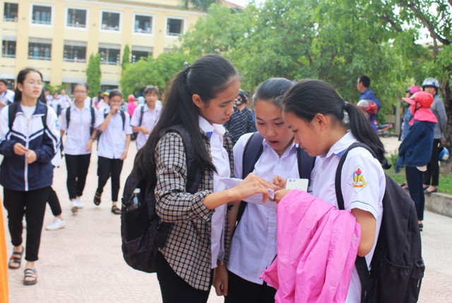 Nhiều thí sinh căng thẳng khi dò đáp án môn Thi Tiếng Anh. (Ảnh: Thủy Phan) Nhiều thí sinh căng thẳng khi dò đáp án môn Thi Tiếng Anh. (Ảnh: Thủy Phan)