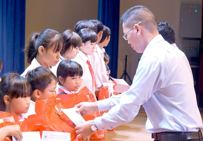 Trao quà cho các trẻ em học sinh giỏi, các em có hoàn cảnh khó khăn trong huyện Bàu Bàng