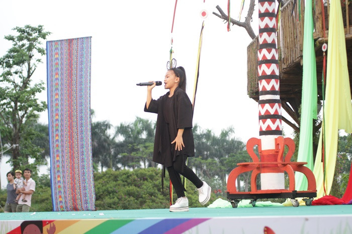 Các em nhỏ chăm chú theo dõi phần thể hiện của tài năng nhí Cẩm Lệ Các em nhỏ chăm chú theo dõi phần thể hiện của tài năng nhí Cẩm Lệ