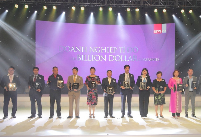 Ông Nguyễn Quốc Khánh – Giám đốc Điều hành Vinamilk cùng các đại diện công ty nhận giải thuộc hạng mục “Doanh nghiệp tỷ đô”. Ông Nguyễn Quốc Khánh – Giám đốc Điều hành Vinamilk cùng các đại diện công ty nhận giải thuộc hạng mục “Doanh nghiệp tỷ đô”.