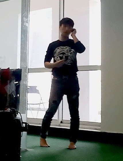 Một “bác sĩ online” của Đông Nam Dược với gương mặt non choẹt đang say sưa bắt bệnh, kê đơn qua điện thoại. Một “bác sĩ online” của Đông Nam Dược với gương mặt non choẹt đang say sưa bắt bệnh, kê đơn qua điện thoại.