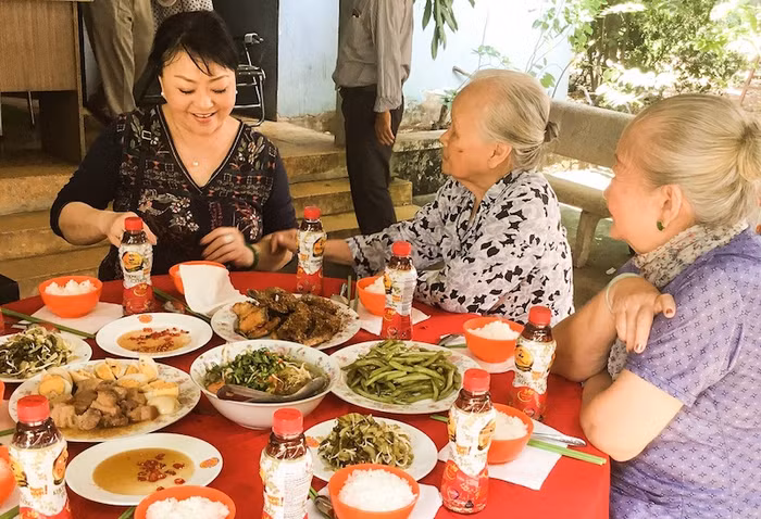 Nữ nghệ sĩ đã chuẩn bị một bữa cơm trưa tươm tất và cùng dùng bữa với các nghệ sĩ. Nữ nghệ sĩ đã chuẩn bị một bữa cơm trưa tươm tất và cùng dùng bữa với các nghệ sĩ.