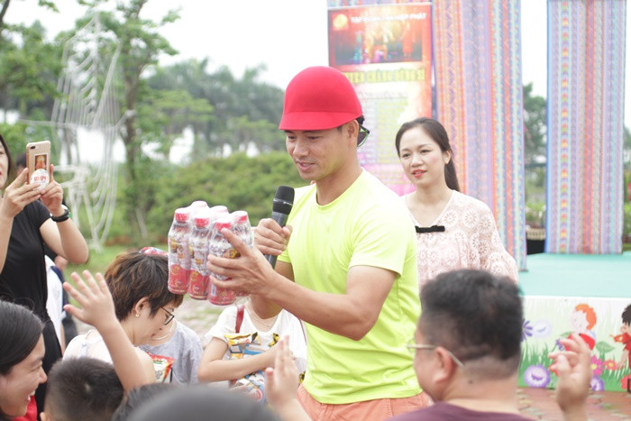 Nhiều phần quà thú vị từ nhà tài trợ Dr Thanh được trao đến tay các gia đình và các em nhỏ Nhiều phần quà thú vị từ nhà tài trợ Dr Thanh được trao đến tay các gia đình và các em nhỏ