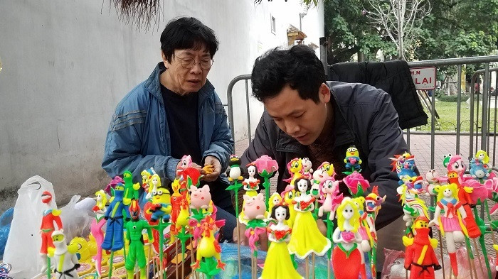 Nhà nghiên cứu Trịnh Bách và nghệ nhân Đặng Văn Hậu nặng lòng với gánh tò he truyền thông (Ảnh: Vũ Ninh) Nhà nghiên cứu Trịnh Bách và nghệ nhân Đặng Văn Hậu nặng lòng với gánh tò he truyền thông (Ảnh: Vũ Ninh)